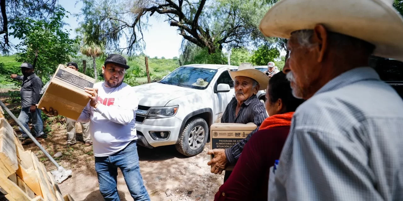 ENTREGA EL SISTEMA DIF SINALOA DESPENSAS A FAMILIAS DE PESCADORES DE LA PRESA GUILLERMO BLACKE