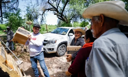 ENTREGA EL SISTEMA DIF SINALOA DESPENSAS A FAMILIAS DE PESCADORES DE LA PRESA GUILLERMO BLACKE