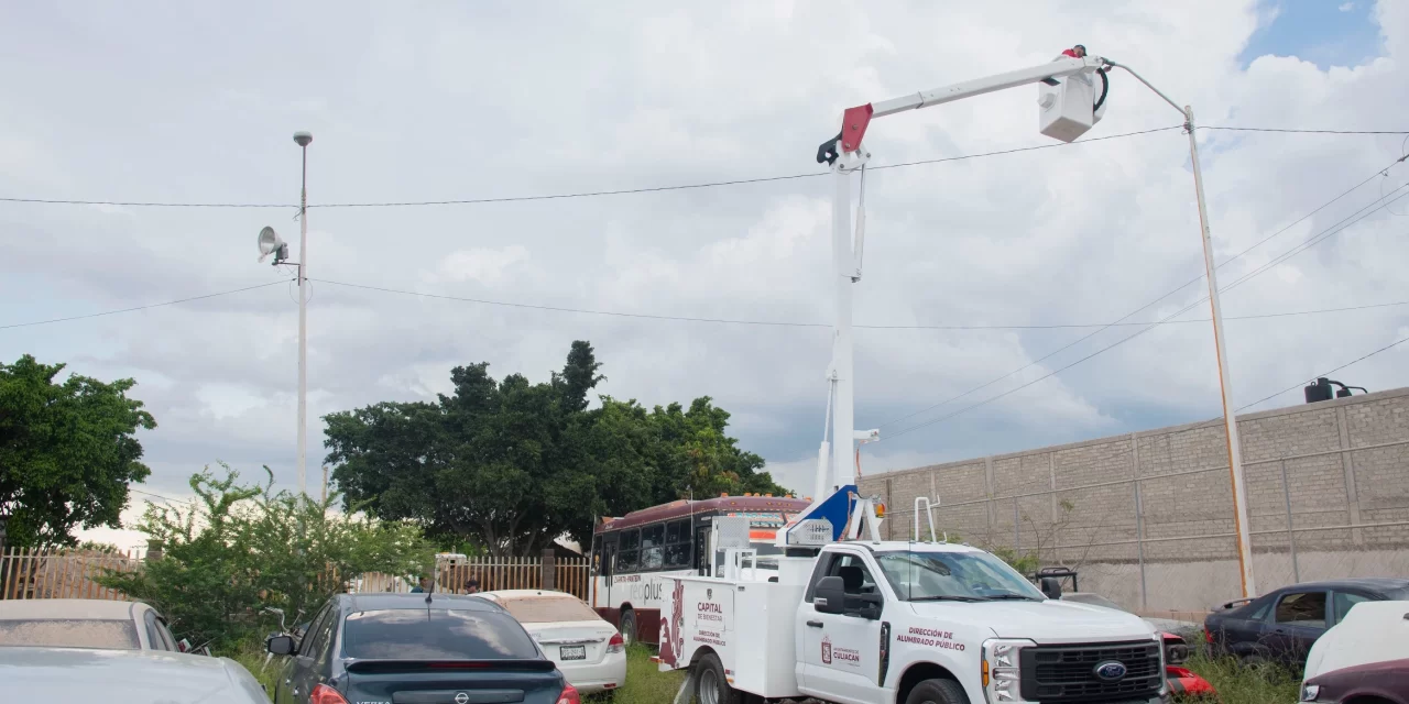 GRÚAS NUEVAS DEL AYUNTAMIENTO MEJORAN ALUMBRADO PÚBLICO EN CULIACÁN