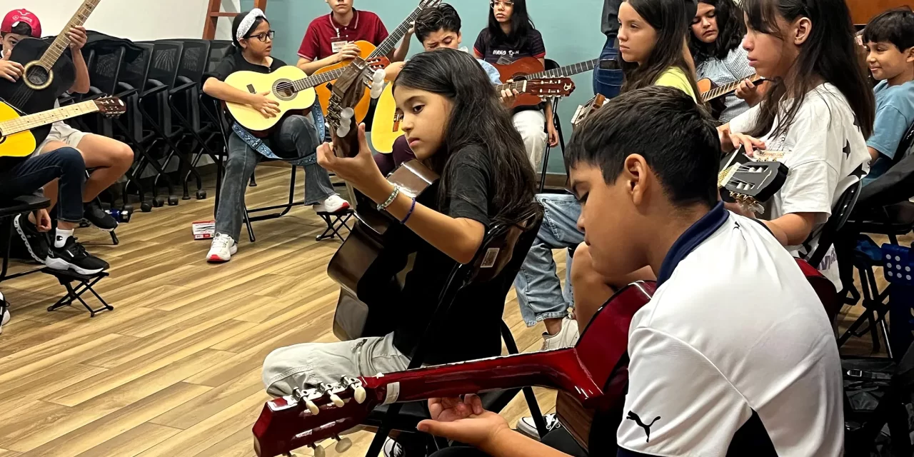 SUENAN LAS GUITARRAS EN CASA SAS