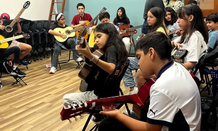 SUENAN LAS GUITARRAS EN CASA SAS