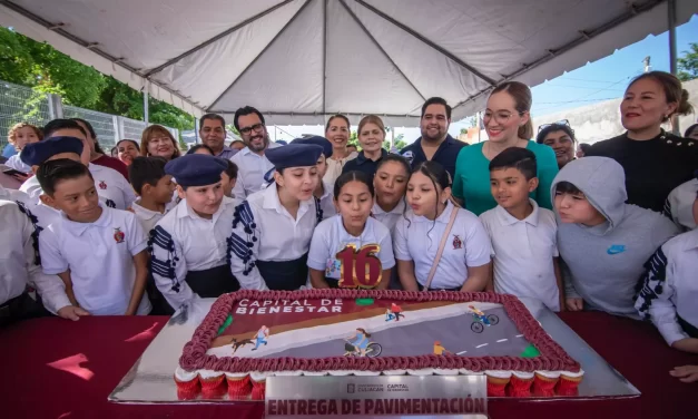 JUAN DE DIOS GÁMEZ ENTREGA CALLE PAVIMENTADA EN LA COLONIA PLUTARCO ELÍAS CALLES