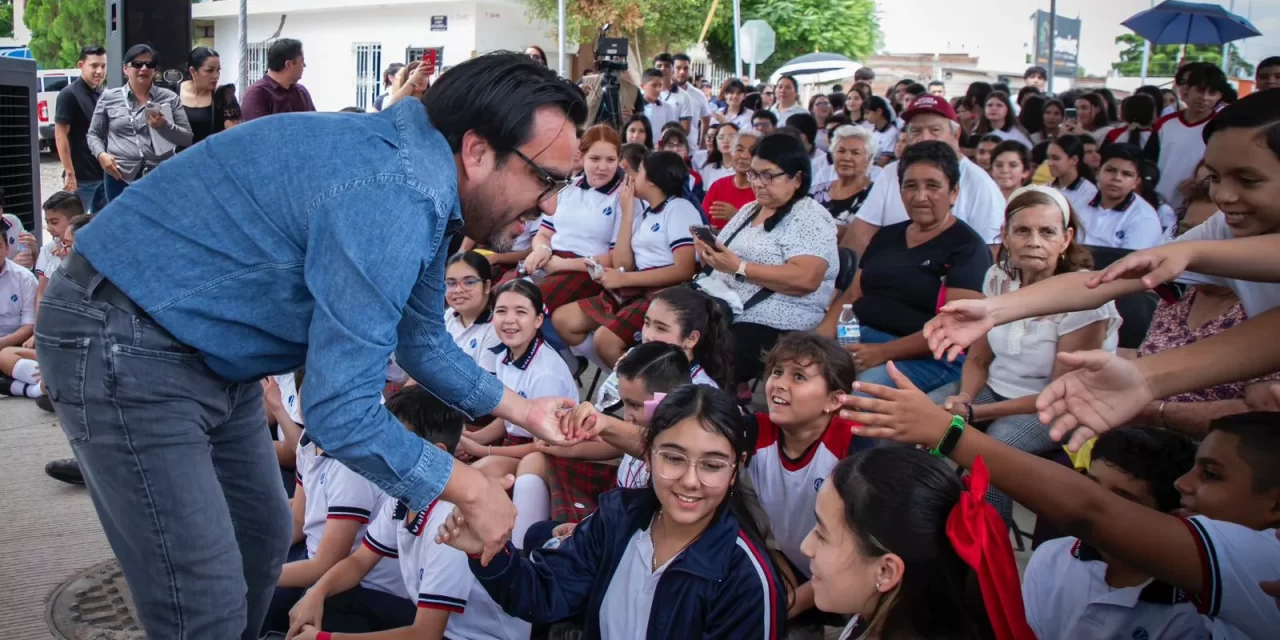 JUAN DE DIOS GÁMEZ ENTREGA DOS NUEVAS CALLES PAVIMENTADAS EN LA COLONIA PEMEX