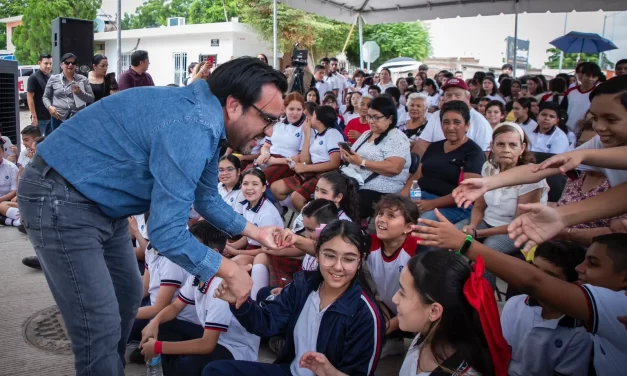 JUAN DE DIOS GÁMEZ ENTREGA DOS NUEVAS CALLES PAVIMENTADAS EN LA COLONIA PEMEX