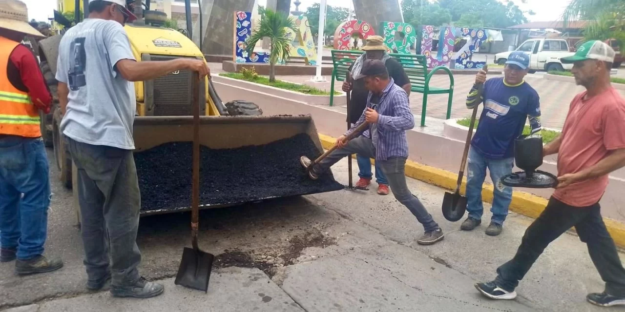 MEJORAN VIALIDADES CON PROGRAMA DE BACHEO EN ELOTA