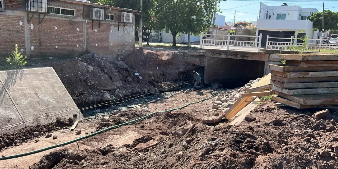 AYUNTAMIENTO DE CULIACÁN REPARA LOSAS DAÑADAS EN CANAL PLUVIAL