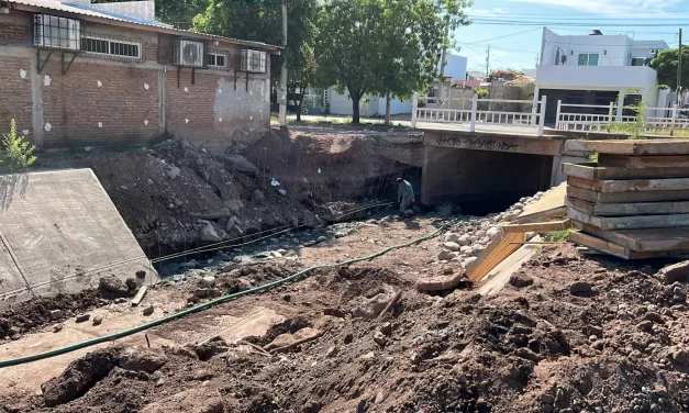 AYUNTAMIENTO DE CULIACÁN REPARA LOSAS DAÑADAS EN CANAL PLUVIAL