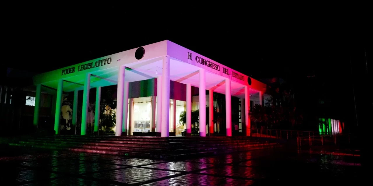 CONGRESO DE SINALOA SE ILUMINA DE VERDE, BLANCO Y ROJO EN EL MES DE LA PATRIA