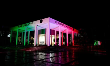 CONGRESO DE SINALOA SE ILUMINA DE VERDE, BLANCO Y ROJO EN EL MES DE LA PATRIA