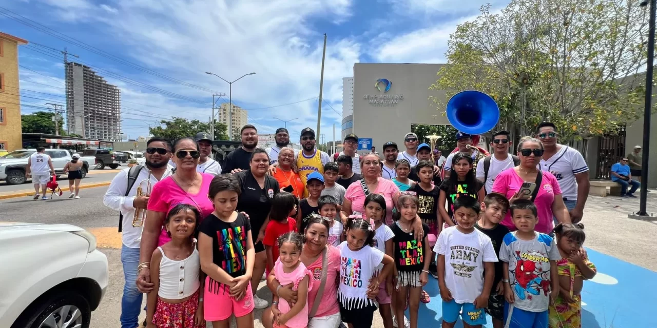 FAMILIAS VISITAN EL GRAN ACUARIO DE MAZATLÁN