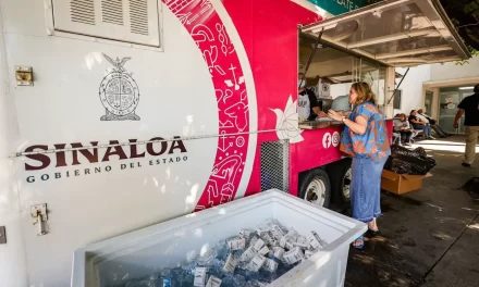 LA COCINA MÓVIL DE DIF SINALOA BRINDÓ 7 MIL 696  ALIMENTOS CALIENTES Y BEBIDAS A LAS AFUERAS DE HOSPITALES