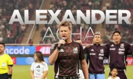 ALEXANDER ACHA POR SEGUNDA OCASIÓN ENTONÓ CON MUCHO HONOR EL HIMNO NACIONAL MEXICANO