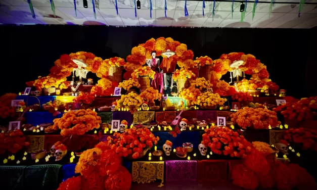 ENTRE CEMPASÚCHIL, VELAS Y UNA IMPONENTE CALAVERA, GRAN ACUARIO SORPRENDE A SUS VISITANTES