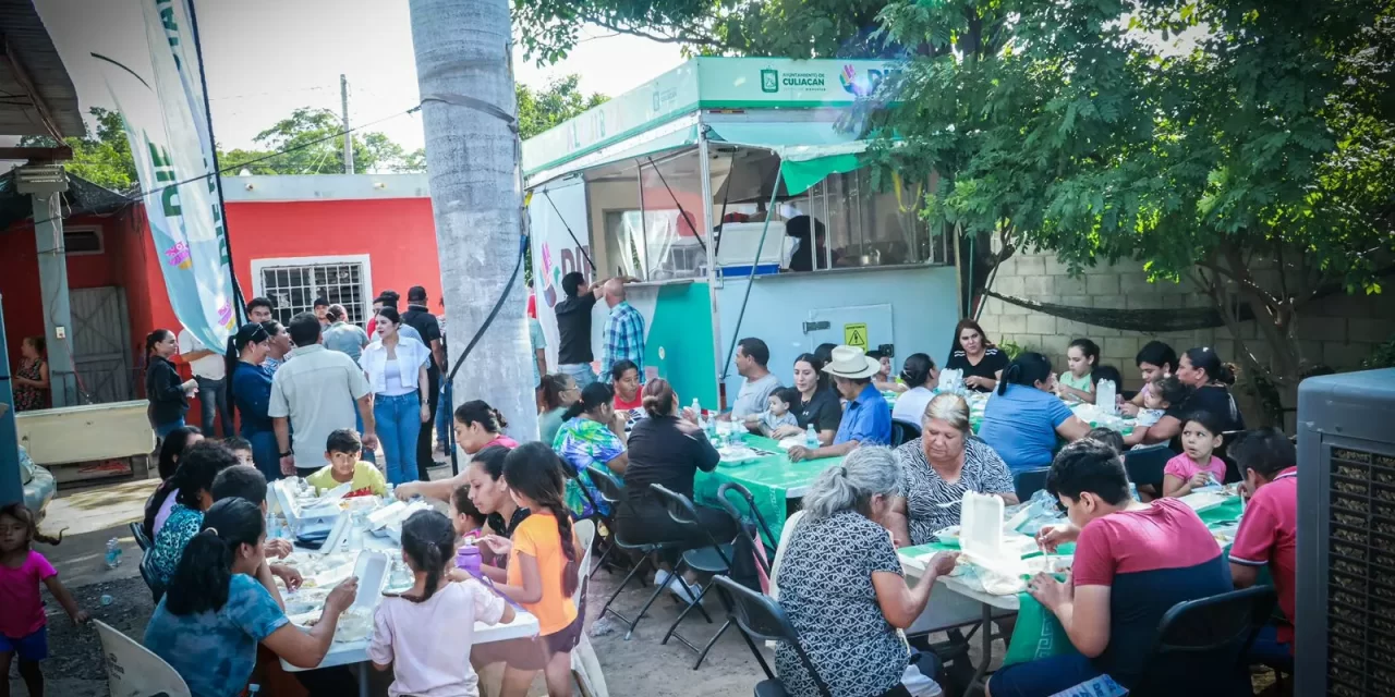 ALAJIBUA DE DIF CULIACÁN LLEVA ALIMENTO CALIENTE A VECINOS DE BACHIGUALATO