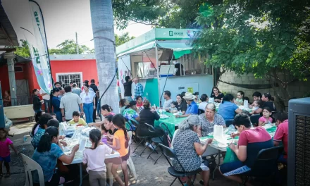 ALAJIBUA DE DIF CULIACÁN LLEVA ALIMENTO CALIENTE A VECINOS DE BACHIGUALATO