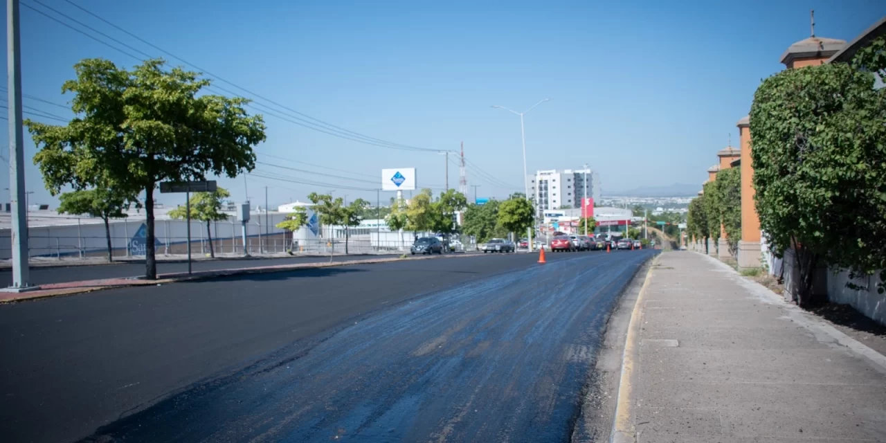 AYUNTAMIENTO REALIZA LABORES DE REENCARPETADO EN LA AVENIDA ÁLVARO OBREGÓN Y AVANZA CON BACHEO EN DIVERSOS SECTORES