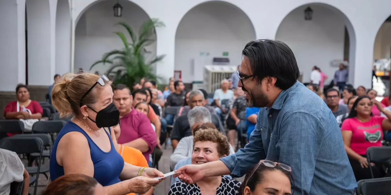 ¡CONTINÚA ENTREGA DE APOYOS! JUAN DE DIOS GÁMEZ OTORGA CHEQUES A COMERCIANTES