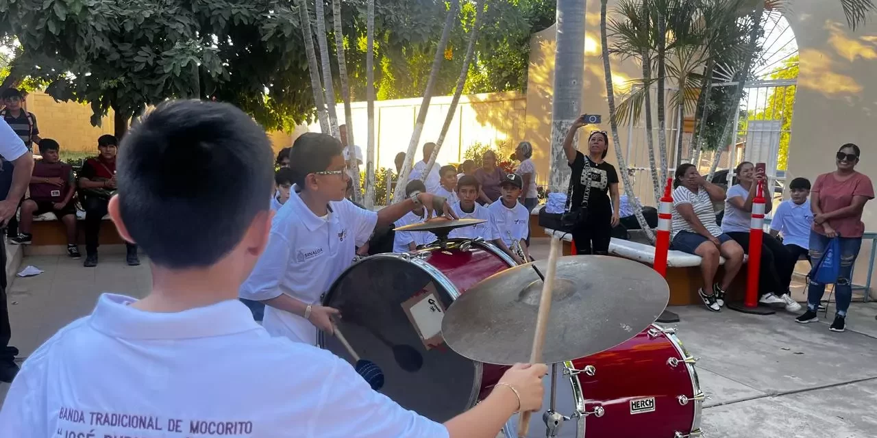 DOTAN DE UNIFORMES Y TAMBORA A LA BANDA TRADICIONAL DE MOCORITO JOSÉ RUBIO QUIÑÓNEZ