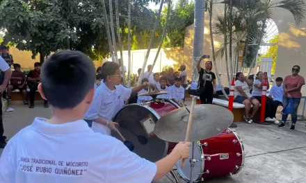 DOTAN DE UNIFORMES Y TAMBORA A LA BANDA TRADICIONAL DE MOCORITO JOSÉ RUBIO QUIÑÓNEZ