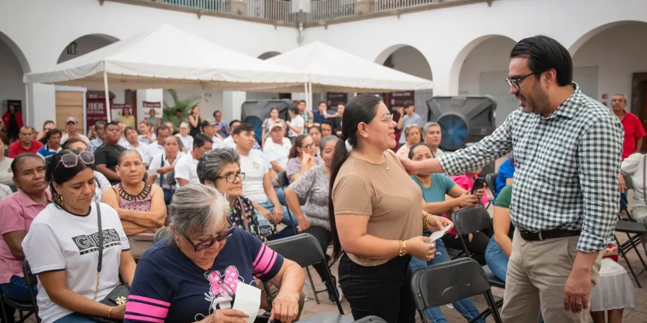 JUAN DE DIOS GÁMEZ SIGUE CON ENTREGA DE APOYOS ECONÓMICOS; COMERCIANTES AGRADECEN COMPROMISO DE NO DEJARLOS SOLOS