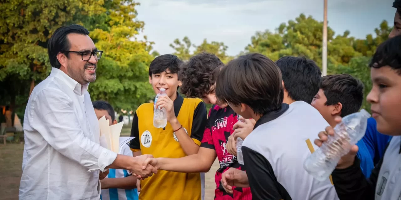 JUAN DE DIOS GÁMEZ INAUGURA CONSTRUCCIÓN DE CANCHA EN LA COLONIA FINISTERRA