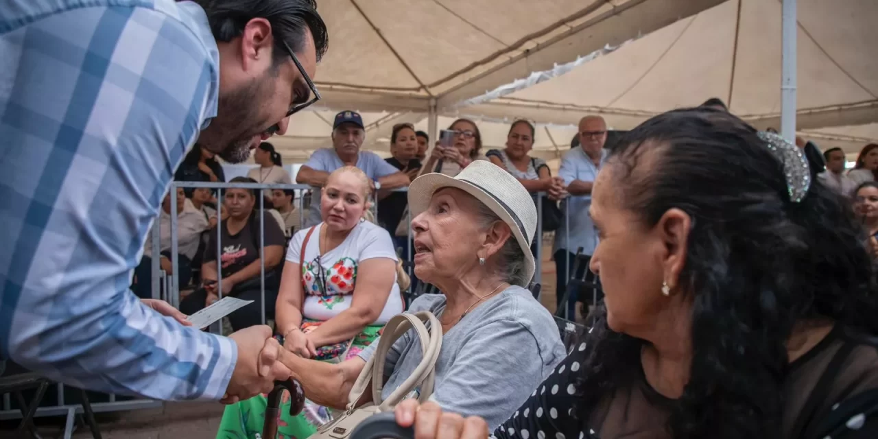 JUAN DE DIOS GÁMEZ ENTREGA 100 CHEQUES MÁS A COMERCIANTES DEL «APOYOS EMERGENTES ECONÓMICOS»