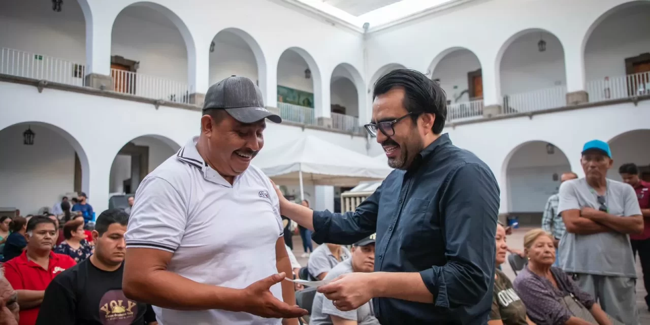 JUAN DE DIOS GÁMEZ CONTINÚA ENTREGANDO CHEQUES DEL PROGRAMA DE APOYO ECONÓMICO EMERGENTE