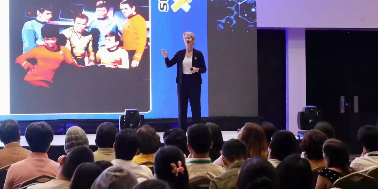 SE ENGALANA MAZATLÁN CON LA VISITA DE LA CIENTÍFICA ESTADOUNIDENSE FRANCES ARNOLD