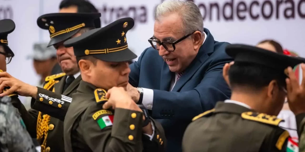 ASISTE EL GOBERNADOR ROCHA A CEREMONIA DE ASCENSOS DE PERSONAL MILITAR