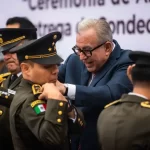 ASISTE EL GOBERNADOR ROCHA A CEREMONIA DE ASCENSOS DE PERSONAL MILITAR