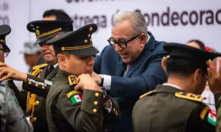 ASISTE EL GOBERNADOR ROCHA A CEREMONIA DE ASCENSOS DE PERSONAL MILITAR