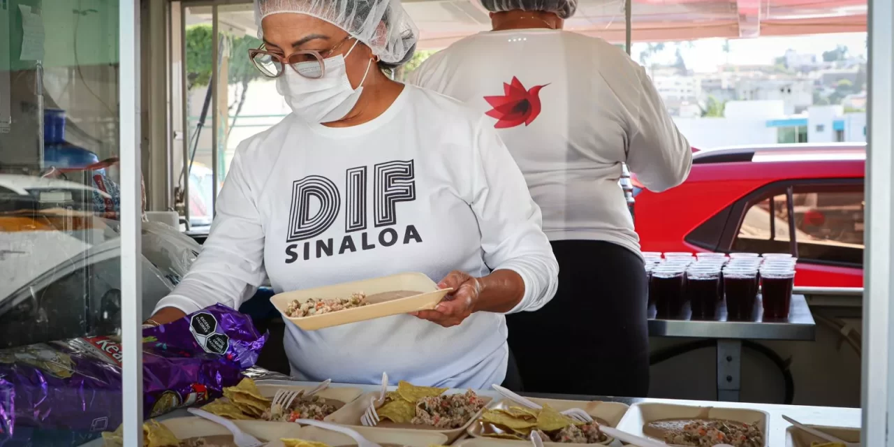 CALOR HUMANO Y SOLIDARIDAD: DIF SINALOA ENTREGA MÁS DE 500 PLATOS DE COMIDA CALIENTE AFUERA DEL IMSS