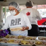 CALOR HUMANO Y SOLIDARIDAD: DIF SINALOA ENTREGA MÁS DE 500 PLATOS DE COMIDA CALIENTE AFUERA DEL IMSS