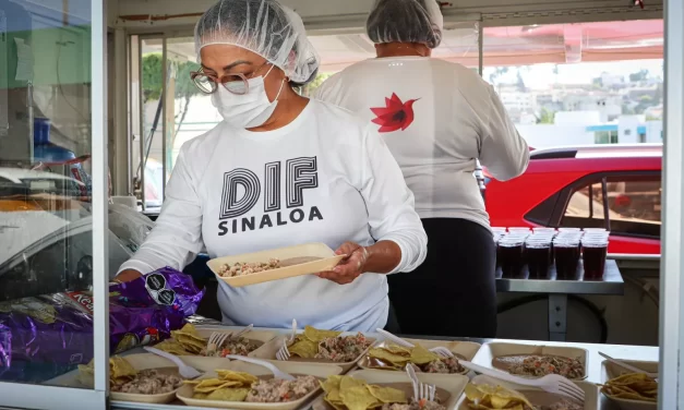 CALOR HUMANO Y SOLIDARIDAD: DIF SINALOA ENTREGA MÁS DE 500 PLATOS DE COMIDA CALIENTE AFUERA DEL IMSS