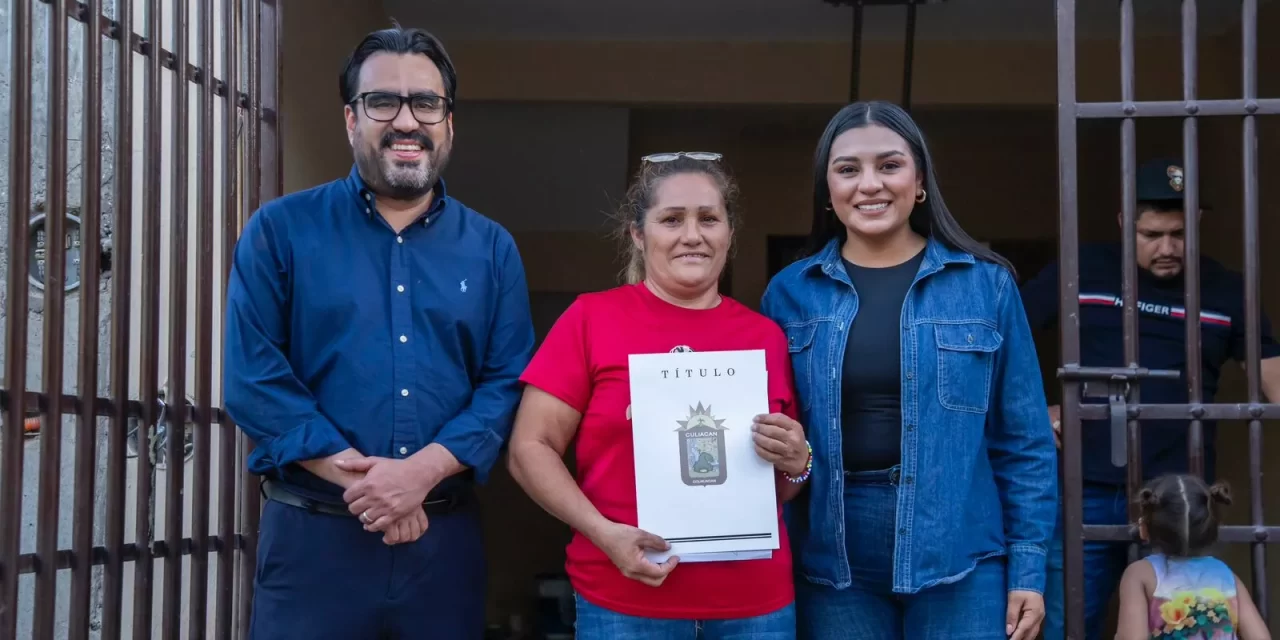 JUAN DE DIOS GÁMEZ ENTREGA TÍTULOS DE PROPIEDAD CASA POR CASA EN LAS COLORADAS