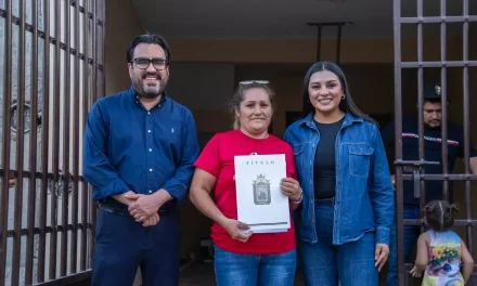 JUAN DE DIOS GÁMEZ ENTREGA TÍTULOS DE PROPIEDAD CASA POR CASA EN LAS COLORADAS