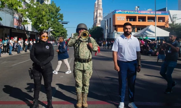 DISFRUTAN CULIACANENSES DEL DESFILE DEL 20 DE NOVIEMBRE