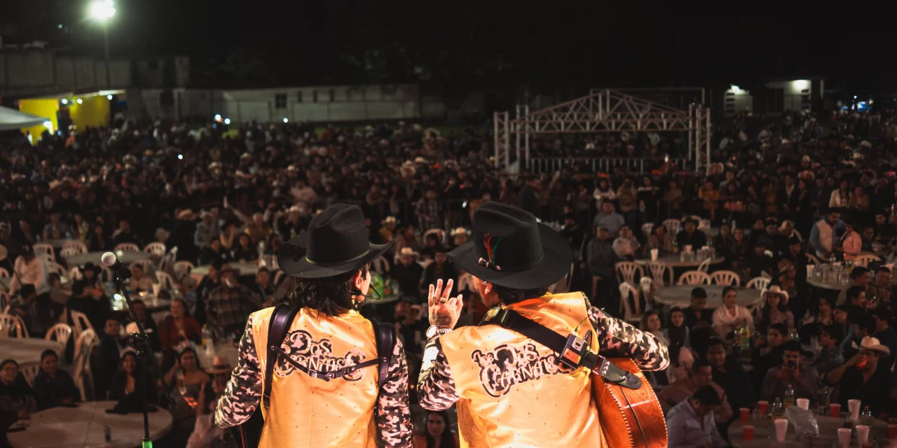 LOS DOS CARNALES CONTINÚAN ROMPIENDO RÉCORDS CON SU GIRA “MARCANDO TERRITORIO”