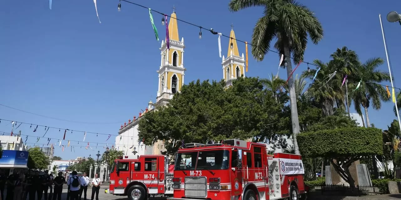 ENTREGA ESTRELLA PALACIOS DOS UNIDADES A BOMBEROS DE MAZATLÁN