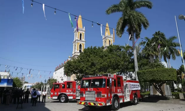 ENTREGA ESTRELLA PALACIOS DOS UNIDADES A BOMBEROS DE MAZATLÁN