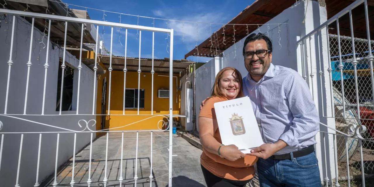 JUAN DE DIOS GÁMEZ ENTREGA TÍTULOS DE PROPIEDAD CASA POR CASA EN LA COLONIA PROGRESO