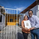 JUAN DE DIOS GÁMEZ ENTREGA TÍTULOS DE PROPIEDAD CASA POR CASA EN LA COLONIA PROGRESO