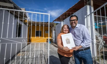 JUAN DE DIOS GÁMEZ ENTREGA TÍTULOS DE PROPIEDAD CASA POR CASA EN LA COLONIA PROGRESO