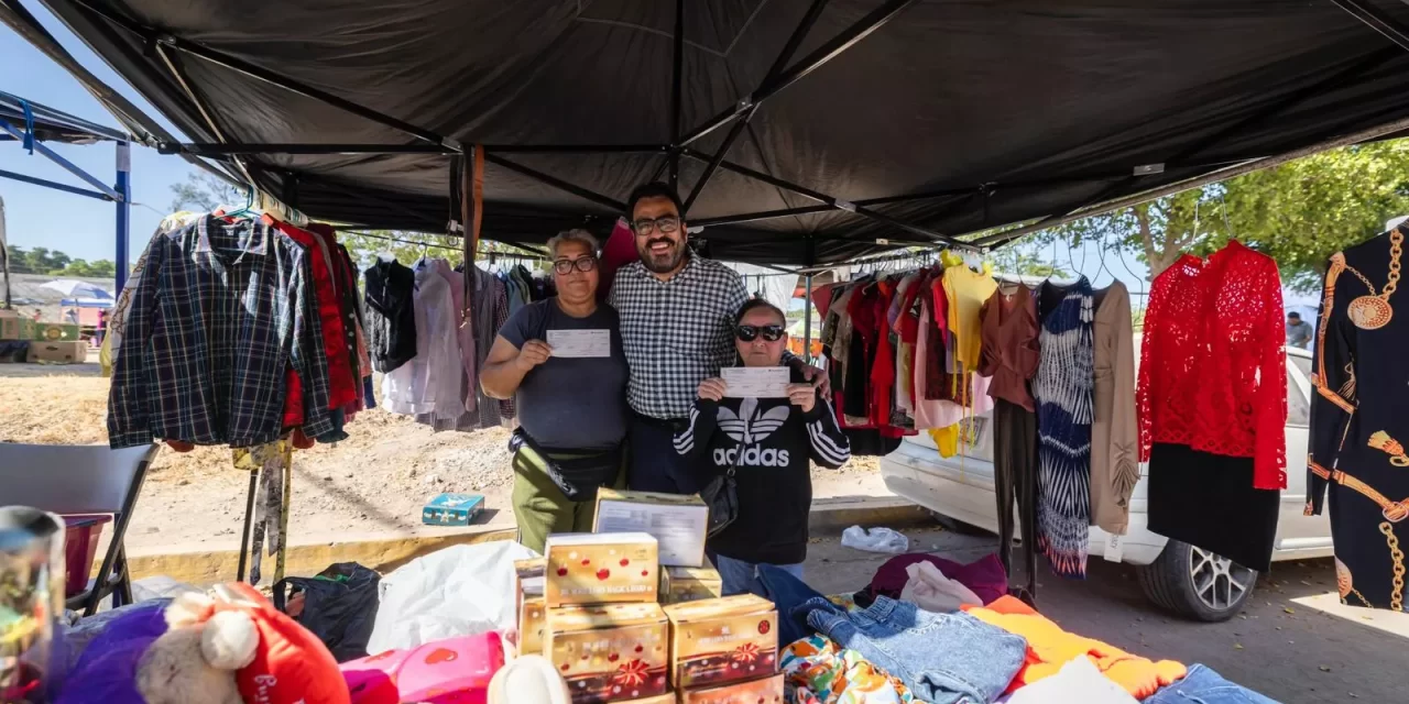 JUAN DE DIOS GÁMEZ RECORRE TIANGUIS LAURELES PINOS Y HACE ENTREGA DE CHEQUES A COMERCIANTES