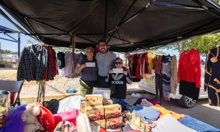 JUAN DE DIOS GÁMEZ RECORRE TIANGUIS LAURELES PINOS Y HACE ENTREGA DE CHEQUES A COMERCIANTES