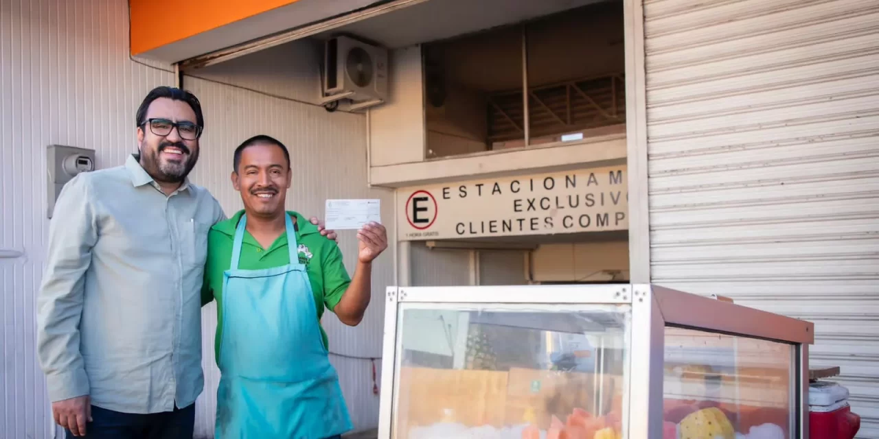 JUAN DE DIOS GÁMEZ CONTINÚA ENTREGA PUESTO POR PUESTO DE APOYOS ECONÓMICOS A COMERCIANTES DEL CENTRO