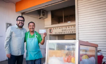 JUAN DE DIOS GÁMEZ CONTINÚA ENTREGA PUESTO POR PUESTO DE APOYOS ECONÓMICOS A COMERCIANTES DEL CENTRO