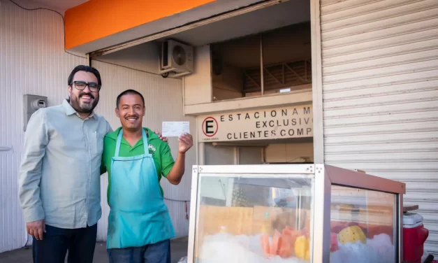 JUAN DE DIOS GÁMEZ CONTINÚA ENTREGA PUESTO POR PUESTO DE APOYOS ECONÓMICOS A COMERCIANTES DEL CENTRO