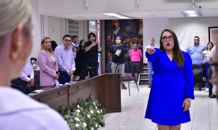 PRESIDENTA MUNICIPAL ESTRELLA PALACIOS TOMA PROTESTA A LAURA DELIA GAVICA HERNÁNDEZ, COMO OCTAVA REGIDORA SUPLENTE