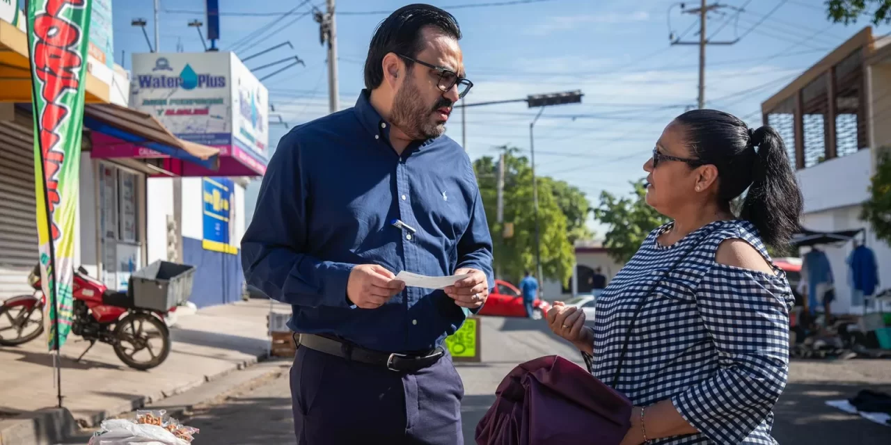 JUAN DE DIOS GÁMEZ RECORRE TIANGUIS DE LA TERRONES Y ENTREGA APOYOS ECONÓMICOS A TIANGUISTAS